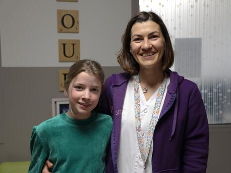 Lore accompagnée d'un agent présent lors de son hospitalisation